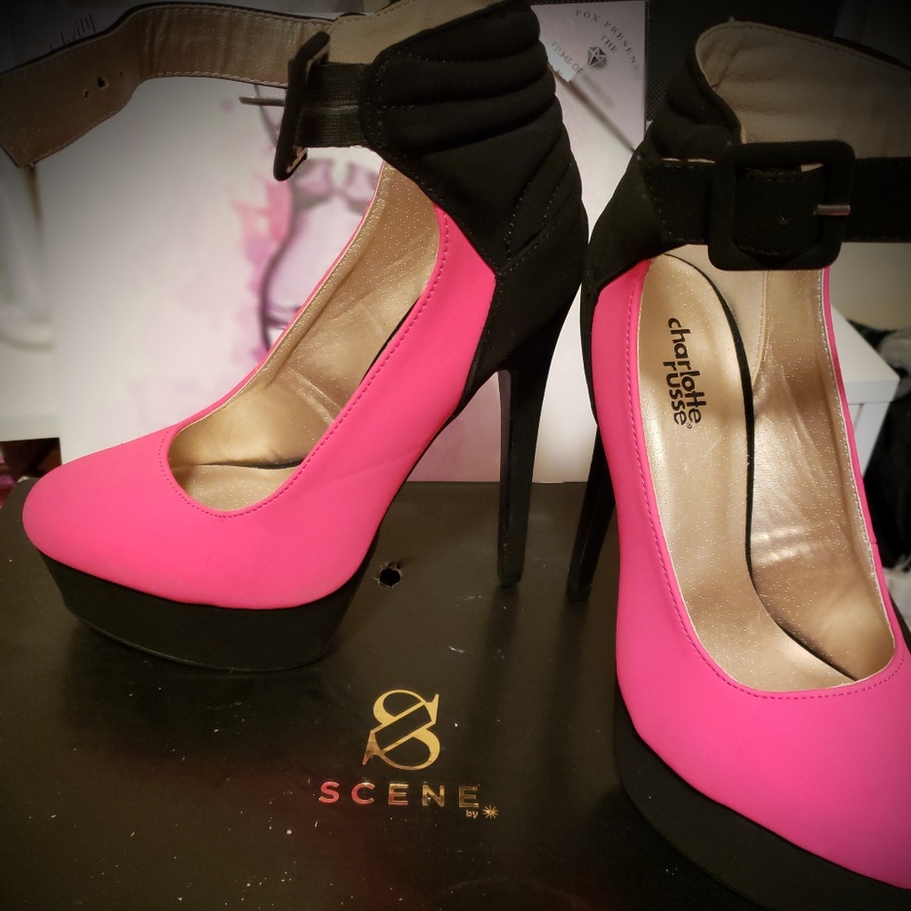 NEVER WORN Round Toe Ankle Strap Pumps